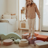 Met het Moes Play Stair earth speelblok leert je kindje creatief spelen en wordt de motoriek op een originele manier gestimuleerd. Het speelblok is multifunctioneel en kan op verschillende manieren worden gebruikt om mee te spelen. VanZus