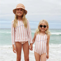 Op zoek naar een hip badpak voor jouw kindje? Met het Liewood suna badpak in de variant stripe sorbet rose/creme de la creme steelt jouw kindje echt de show bij het zwembad, in de tuin, aan de zee of op vakantie. VanZus