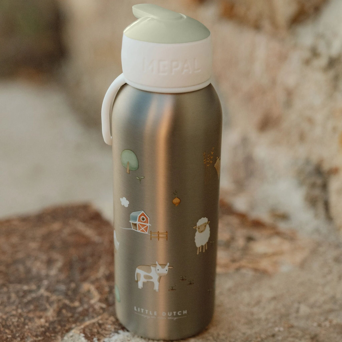 Houd drinken 12 uur koud en 9 uur warm met de mepal isoleerfles flip uit de collectie little farm van Little Dutch. 100% lekvrij, handige tuit/rietje met lieve print van boerderijdieren. VanZus