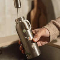 Houd drinken 12 uur koud en 9 uur warm met de mepal isoleerfles flip uit de collectie little farm van Little Dutch. 100% lekvrij, handige tuit/rietje met lieve print van boerderijdieren. VanZus