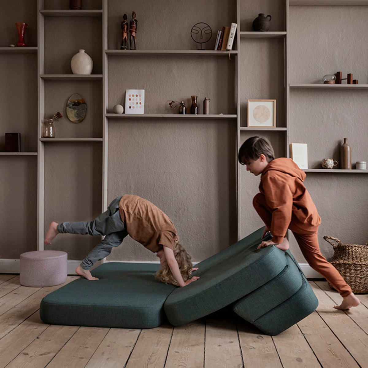 De 3-voudige bank van KlipKlap in de kleur groen is een bank en matras in één en past perfect in elke kinderkamer of woonkamer. De bank is ontworpen met een comfortabele rugsteun, waardoor je perfect een boekje kan lezen of tv kan kijken. VanZus