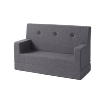 Deze kinderbank van Klipklap in de kleur grijs is een uitklapbare bank die perfect in elke kinderkamer of woonkamer past. De bank is ontworpen met een comfortabele rugsteun, waardoor je prima een boekje kan lezen of tv kan kijken. VanZus