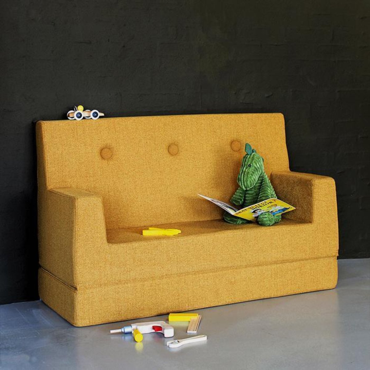 Deze kinderbank van Klipklap in de kleur geel is een uitklapbare bank die perfect in elke kinderkamer of woonkamer past. De bank is ontworpen met een comfortabele rugsteun, waardoor je prima een boekje kan lezen of tv kan kijken. VanZus