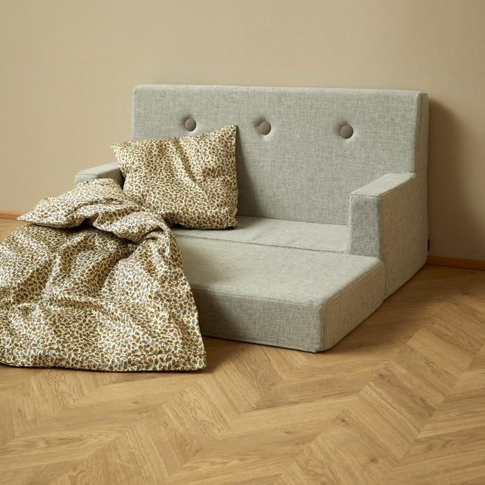 Deze kinderbank van Klipklap in de kleur beige is een uitklapbare bank die perfect in elke kinderkamer of woonkamer past. De bank is ontworpen met een comfortabele rugsteun, waardoor je prima een boekje kan lezen of tv kan kijken. VanZus