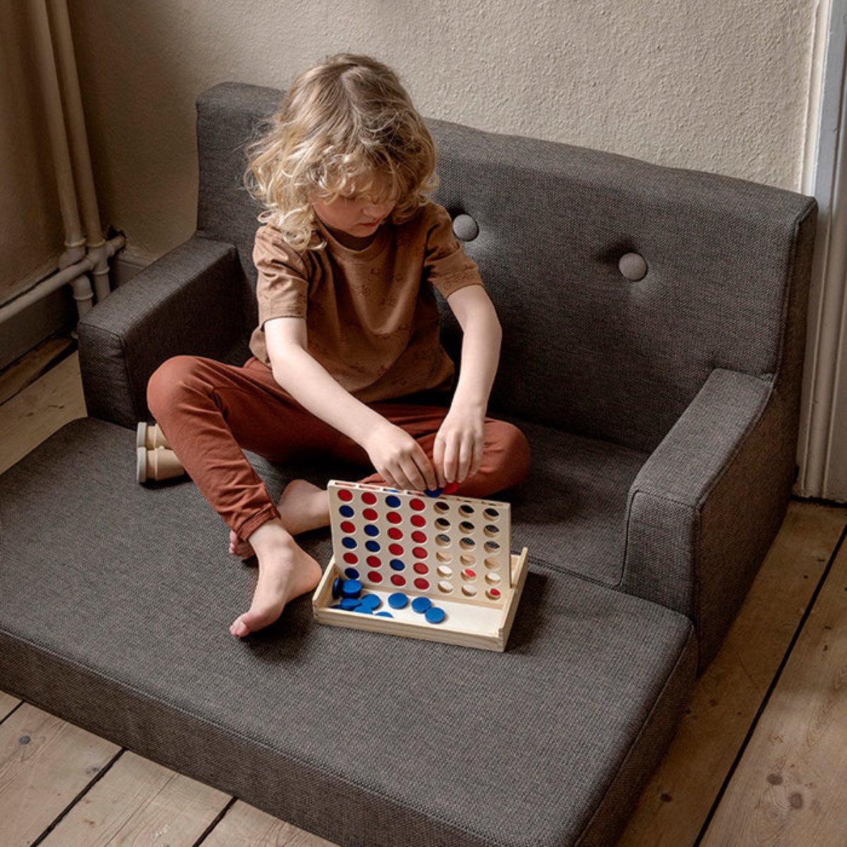 Deze kinderbank van Klipklap in de kleur bruin is een uitklapbare bank die perfect in elke kinderkamer of woonkamer past. De bank is ontworpen met een comfortabele rugsteun, waardoor je prima een boekje kan lezen of tv kan kijken. VanZus