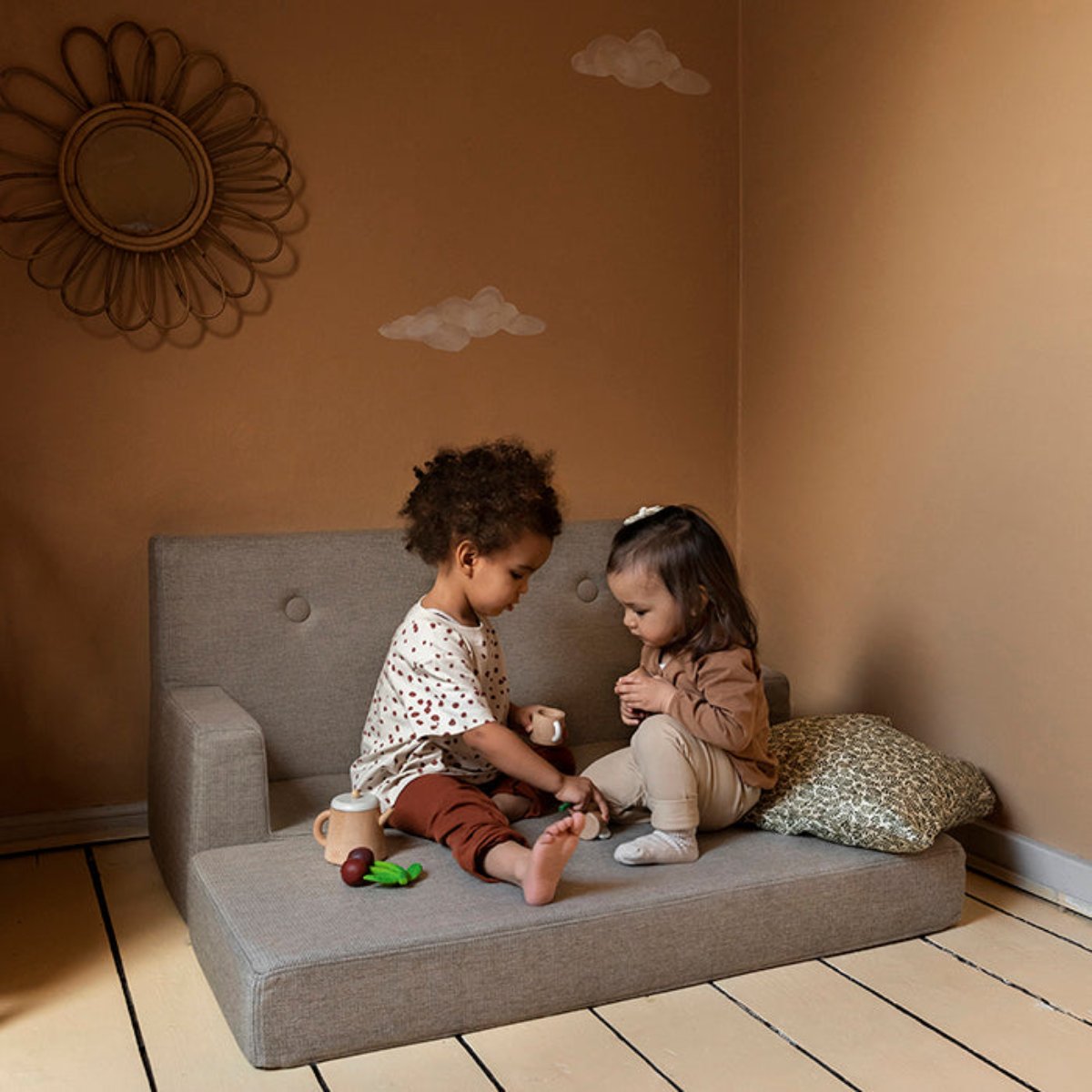 Deze kinderbank van Klipklap in de kleur zand is een uitklapbare bank die perfect in elke kinderkamer of woonkamer past. De bank is ontworpen met een comfortabele rugsteun, waardoor je prima een boekje kan lezen of tv kan kijken. VanZus