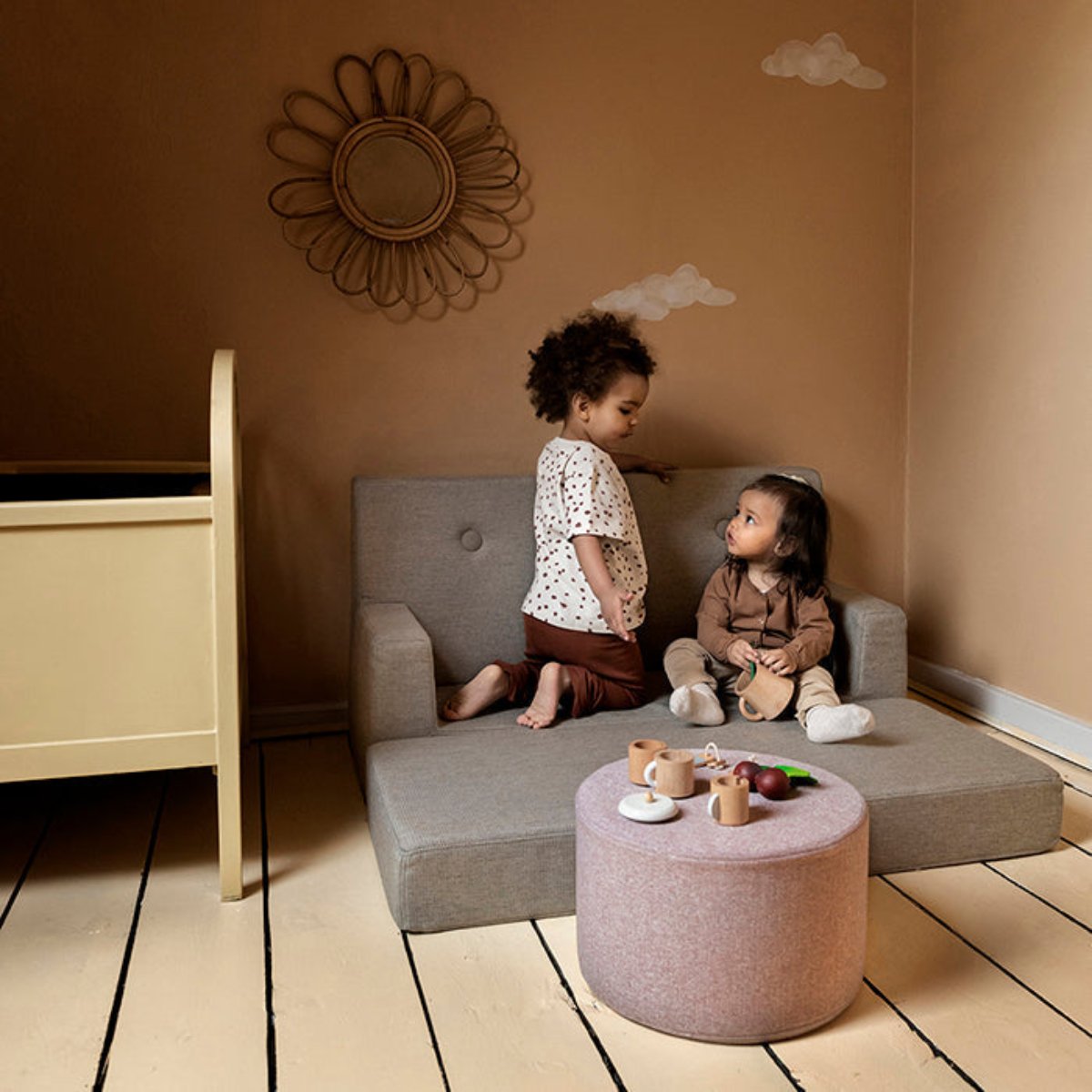 Deze kinderbank van Klipklap in de kleur zand is een uitklapbare bank die perfect in elke kinderkamer of woonkamer past. De bank is ontworpen met een comfortabele rugsteun, waardoor je prima een boekje kan lezen of tv kan kijken. VanZus