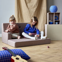 Deze kinderbank van Klipklap in de kleur roze is een uitklapbare bank die perfect in elke kinderkamer of woonkamer past. De bank is ontworpen met een comfortabele rugsteun, waardoor je prima een boekje kan lezen of tv kan kijken. VanZus