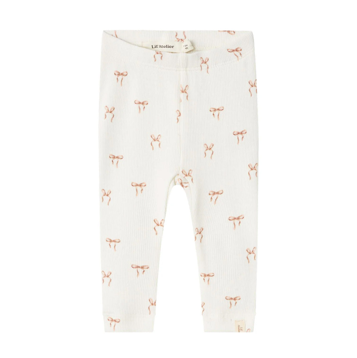 De legging coconut milk van Lil' Atelier ziet er niet alleen onwijs schattig uit voor je kleine meisje, maar is door het zachte jersey ook nog eens heel erg comfortabel. Dit stretchbroekje heeft een print met roze strikjes en is gemaakt van een hele zachte, rekbare jersey.