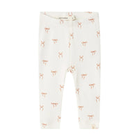 De legging coconut milk van Lil' Atelier ziet er niet alleen onwijs schattig uit voor je kleine meisje, maar is door het zachte jersey ook nog eens heel erg comfortabel. Dit stretchbroekje heeft een print met roze strikjes en is gemaakt van een hele zachte, rekbare jersey.