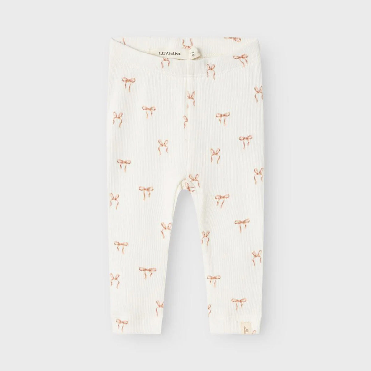 De legging coconut milk van Lil' Atelier ziet er niet alleen onwijs schattig uit voor je kleine meisje, maar is door het zachte jersey ook nog eens heel erg comfortabel. Dit stretchbroekje heeft een print met roze strikjes en is gemaakt van een hele zachte, rekbare jersey.