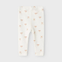 De legging coconut milk van Lil' Atelier ziet er niet alleen onwijs schattig uit voor je kleine meisje, maar is door het zachte jersey ook nog eens heel erg comfortabel. Dit stretchbroekje heeft een print met roze strikjes en is gemaakt van een hele zachte, rekbare jersey.