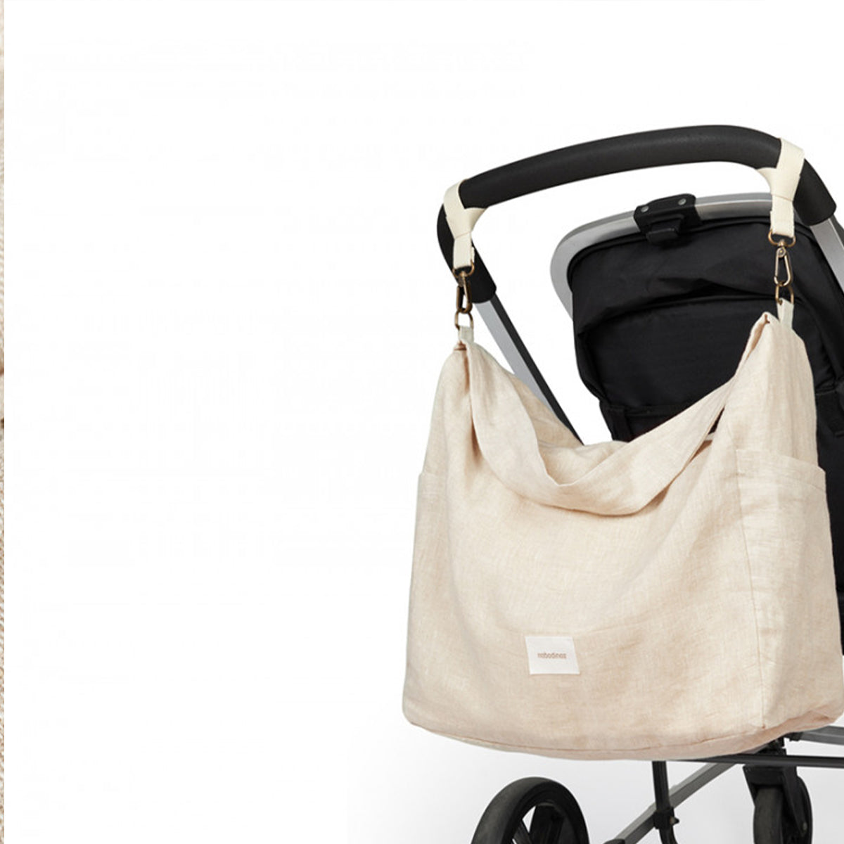 Met deze prachtige Nobodinoz lin français kinderwagentas greige kun je al je essentiële babyspulletjes overzichtelijk bij elkaar houden. De luiertas voor aan de kinderwagen is verkrijgbaar in trendy prints. VanZus