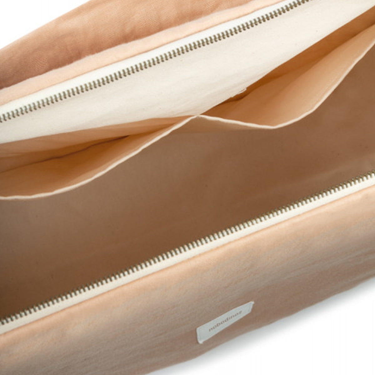 Met deze prachtige Nobodinoz lin français kinderwagentas sand kun je al je essentiële babyspulletjes overzichtelijk bij elkaar houden. De luiertas voor aan de kinderwagen is verkrijgbaar in trendy prints. VanZus
