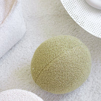 Het Wigiwama ball kussen matcha is de perfecte toevoeging aan een chill hoekje, speelkamer of zelfs de woonkamer. Dit mooie kussen heeft de vorm van een bal. Je kunt er dus lekker mee relaxen of mee spelen. VanZus