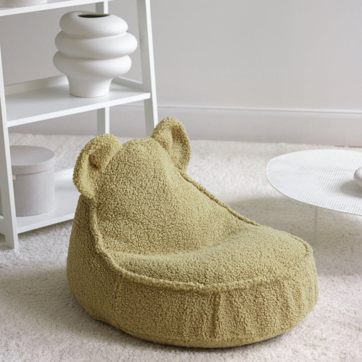 De Wigiwama beanbag bear matcha is de perfecte plek voor jouw kindje om even lekker te relaxen. Deze zitzak zit heerlijk zacht en ziet er ook nog eens super schattig uit. Deze beanbag heeft namelijk twee hele grote beren oren. Super cute toch? VanZus