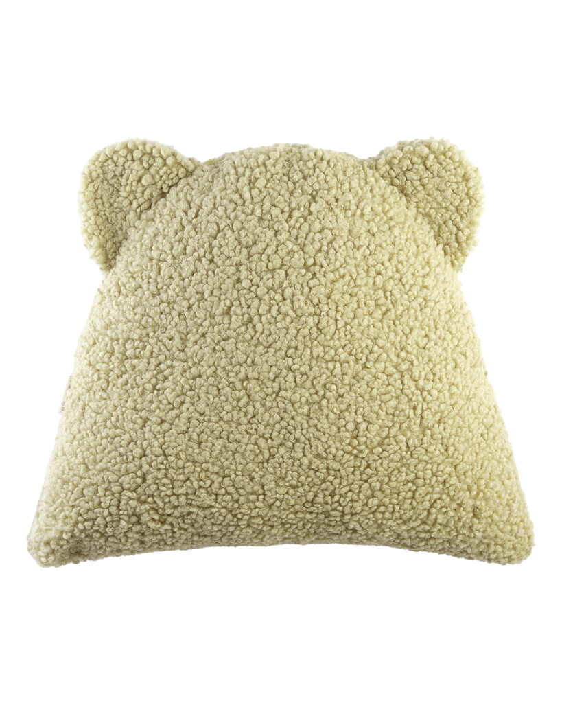 Het Wigiwama bear kussen matcha is het perfecte accessoire voor op de kamer van je kindje. Dit kussen is niet alleen heerlijk zacht maar ziet er ook super leuk uit. Het kussen heeft namelijk twee oortjes en lijkt daardoor net op een berenkopje. VanZus