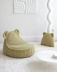 Het Wigiwama bear kussen matcha is het perfecte accessoire voor op de kamer van je kindje. Dit kussen is niet alleen heerlijk zacht maar ziet er ook super leuk uit. Het kussen heeft namelijk twee oortjes en lijkt daardoor net op een berenkopje. VanZus