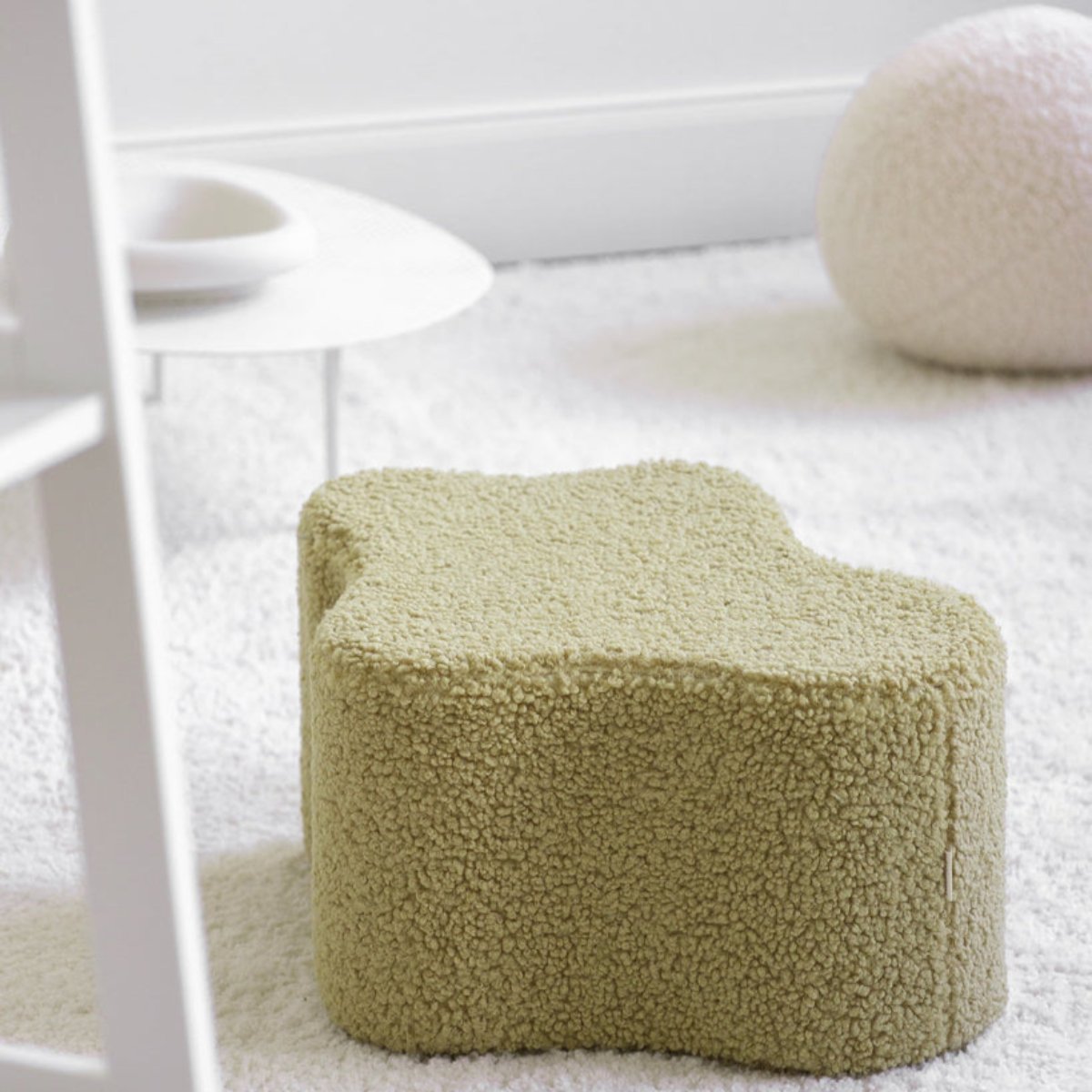 De Wigiwama wolk poef matcha is een heerlijke poef in teddystof voor in de woonkamer of de slaapkamer van je kindje. De poef heeft de vorm van een wolk en zal daardoor leuk staan in elk interieur. VanZus