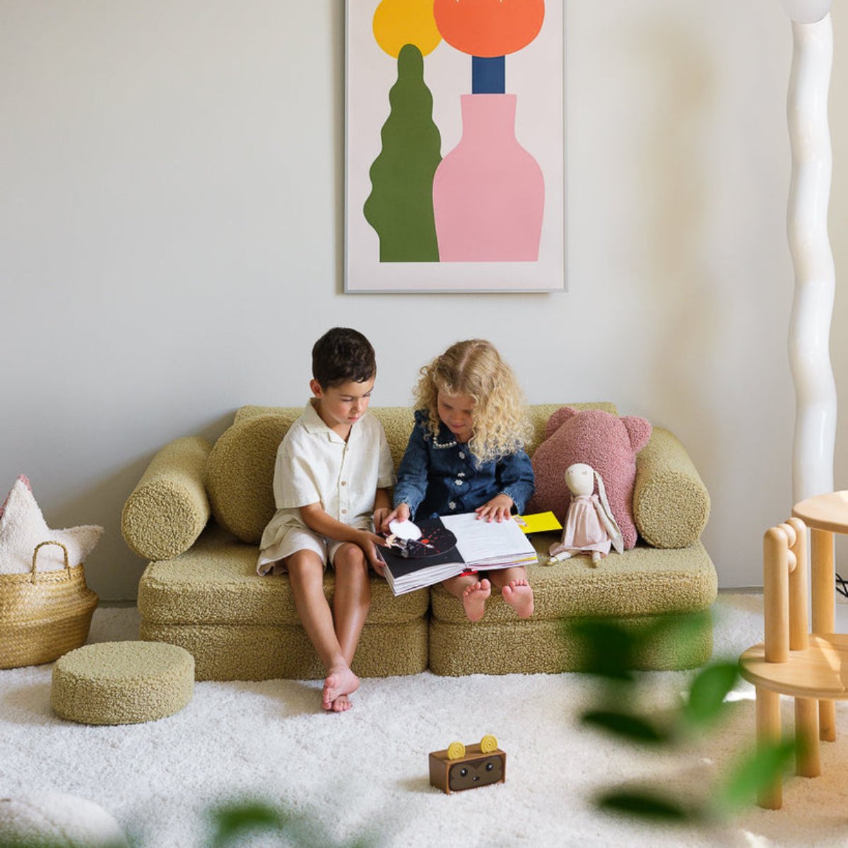 De Wigiwama settee bank matcha is de perfecte toevoeging aan een speelkamer of slaapkamer voor je kindje. Deze dynamische teddy bank bestaat uit losse onderdelen dus je kunt er van alles mee doen. VanZus