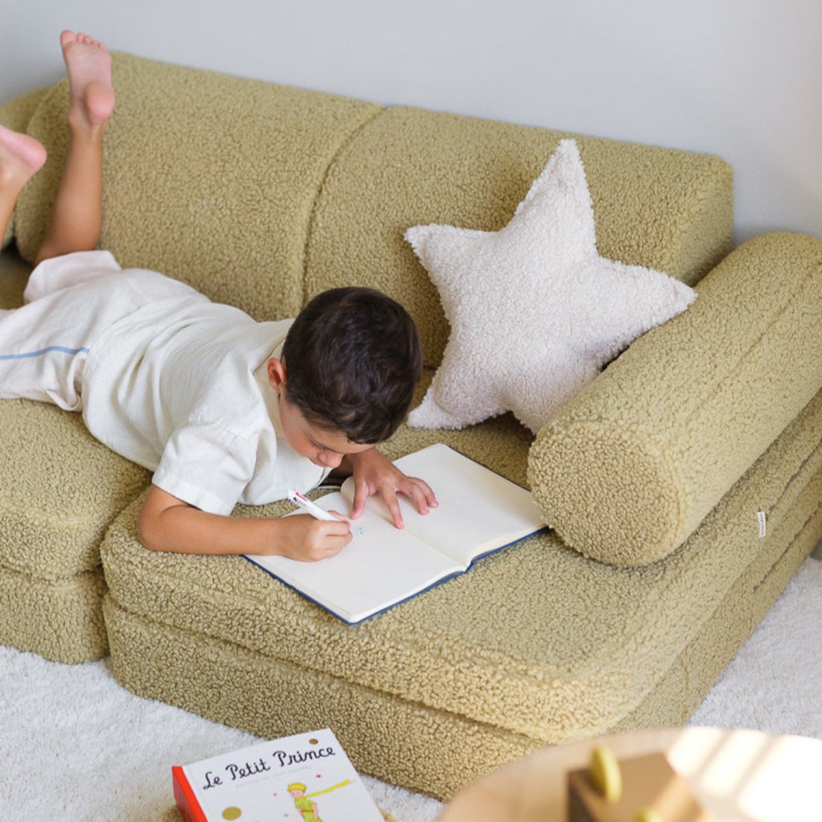 De Wigiwama settee bank matcha is de perfecte toevoeging aan een speelkamer of slaapkamer voor je kindje. Deze dynamische teddy bank bestaat uit losse onderdelen dus je kunt er van alles mee doen. VanZus