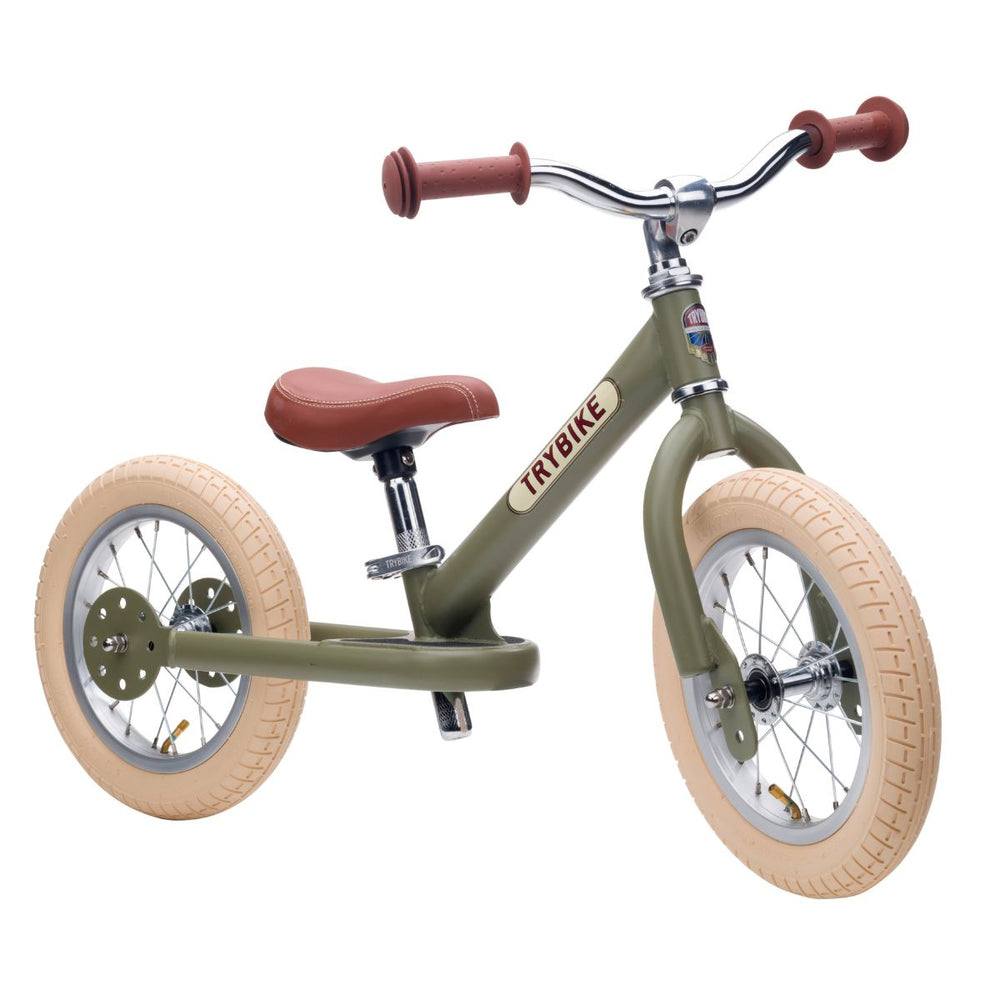 Op avontuur met de steel loopfiets in de kleur  mat groen van Trybike. De metalen tweewieler is geschikt vanaf 2 jaar en leert kinderen lopen en fietsen. Groeit mee met je kind. In diverse kleuren. VanZus