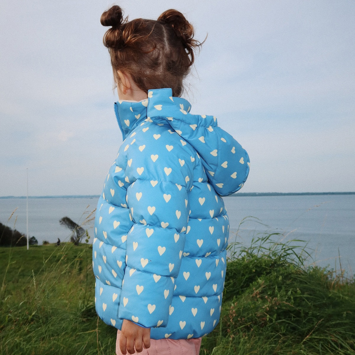 Je kindje is helemaal klaar voor de koude dagen met deze te schattige nuka jas aisuru blue van het leuke merk Konges Slojd. Deze jas houdt je kleintje niet alleen lekker warm, het ziet er ook super stylish uit! VanZus