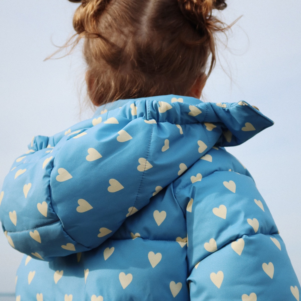 Je kindje is helemaal klaar voor de koude dagen met deze te schattige nuka jas aisuru blue van het leuke merk Konges Slojd. Deze jas houdt je kleintje niet alleen lekker warm, het ziet er ook super stylish uit! VanZus