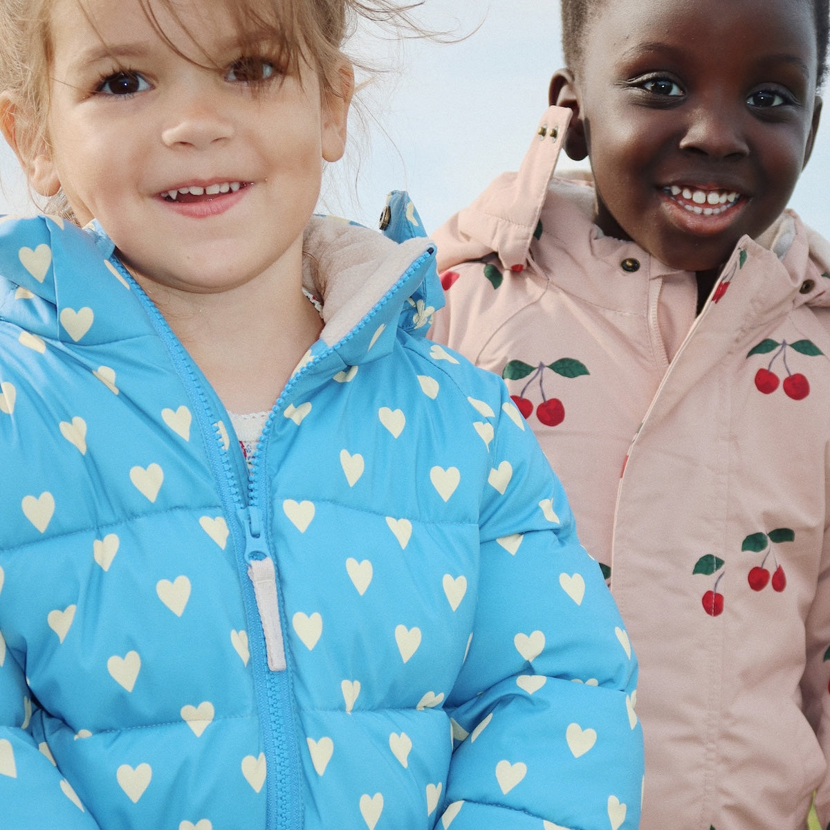 Je kindje is helemaal klaar voor de koude dagen met deze te schattige nuka jas aisuru blue van het leuke merk Konges Slojd. Deze jas houdt je kleintje niet alleen lekker warm, het ziet er ook super stylish uit! VanZus