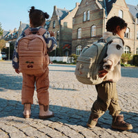 Houdt jouw kleintje van dino's? Dan is dit schattige jody teddy jasje van Konges Slojd in de print dino silhouette perfect! De teddyjas heeft een zachte teddy stof met een leuk printje van dino's. VanZus