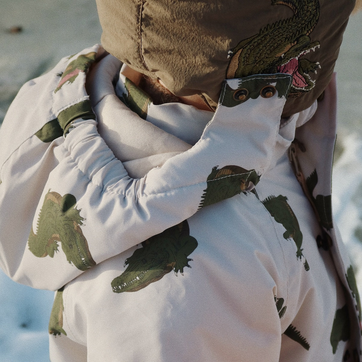 Het Konges Slojd nohr skipak in de print crocodile is de perfecte keuze om je kleintje warm en droog te houden tijdens de koude winterdagen of op skivakantie. Het nohr skipak is gemaakt van duurzame, weerbestendige materialen en is zowel wind- als waterdicht. VanZus