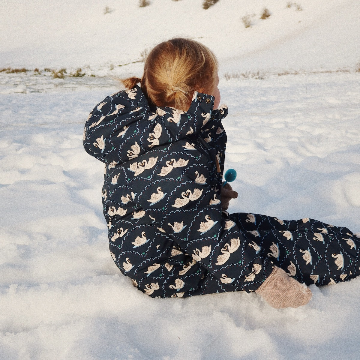 Het Konges Slojd nohr skipak in de print swan eclipse is de perfecte keuze om je kleintje warm en droog te houden tijdens de koude winterdagen of op skivakantie. Het nohr skipak is gemaakt van duurzame, weerbestendige materialen en is zowel wind- als waterdicht. VanZus