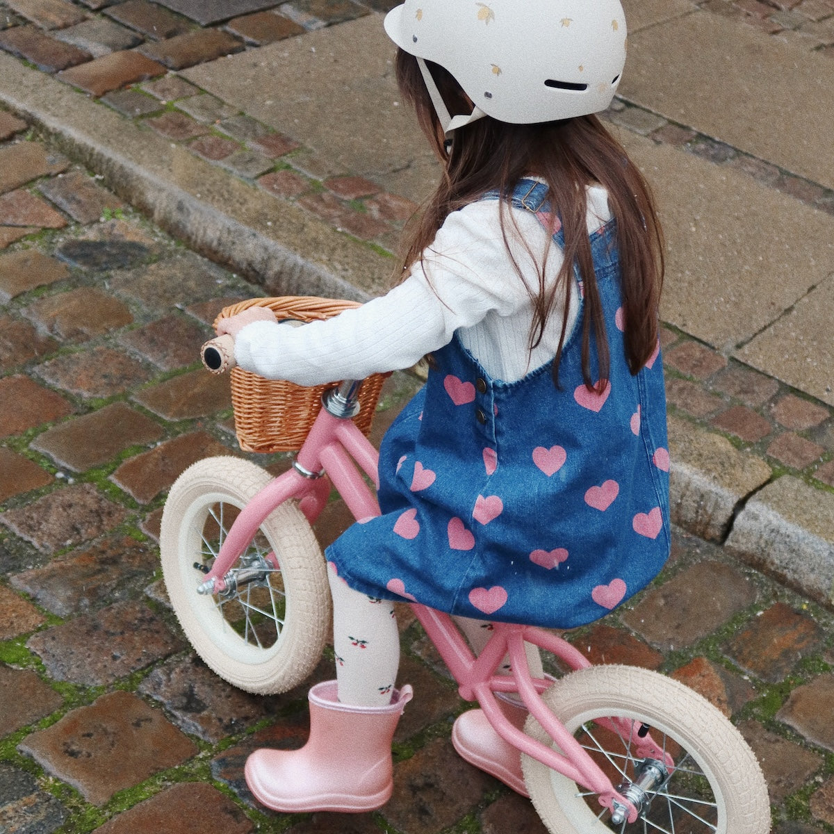 De magot overall jurk in bon coeur pink denim van het merk Konges Slojd is een prachtige mix van speelsheid en stijl. VanZus