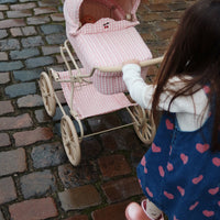 De magot overall jurk in bon coeur pink denim van het merk Konges Slojd is een prachtige mix van speelsheid en stijl. VanZus