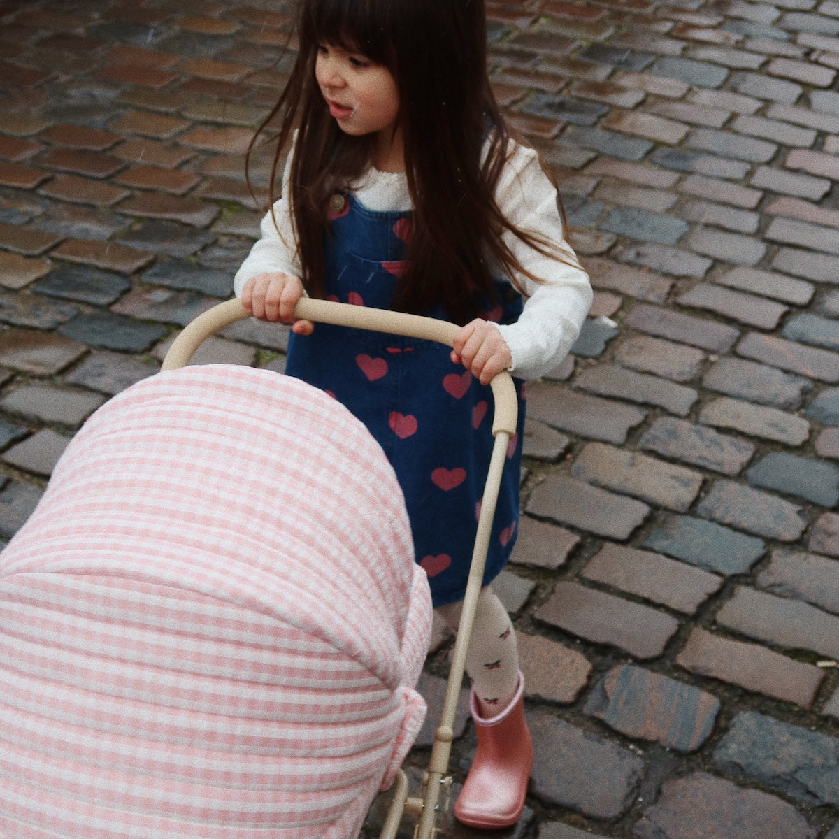 De magot overall jurk in bon coeur pink denim van het merk Konges Slojd is een prachtige mix van speelsheid en stijl. VanZus