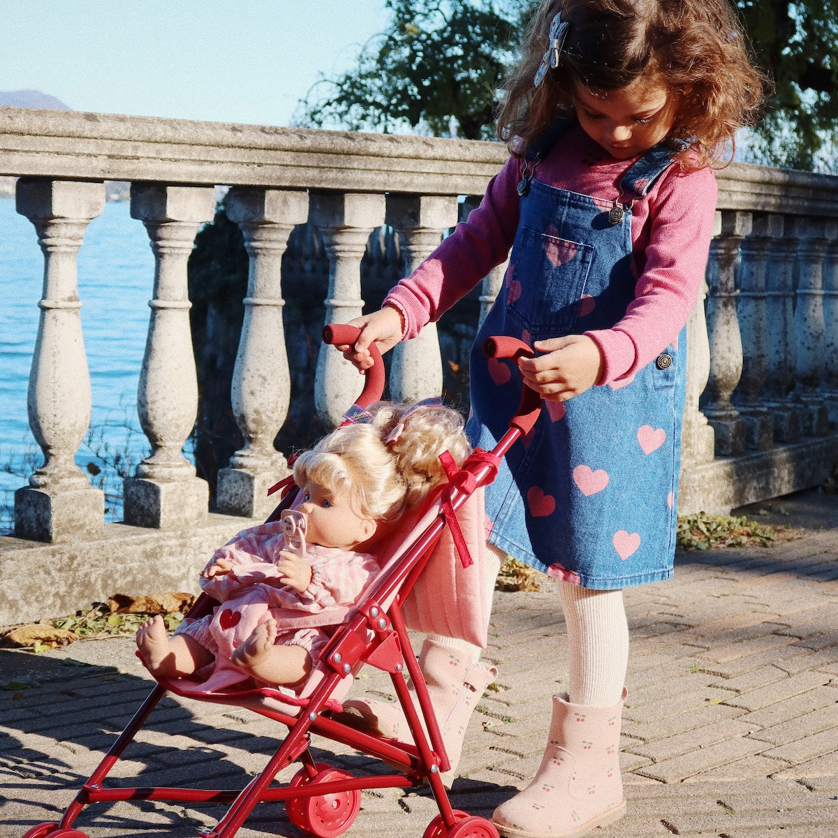 De magot overall jurk in bon coeur pink denim van het merk Konges Slojd is een prachtige mix van speelsheid en stijl. VanZus