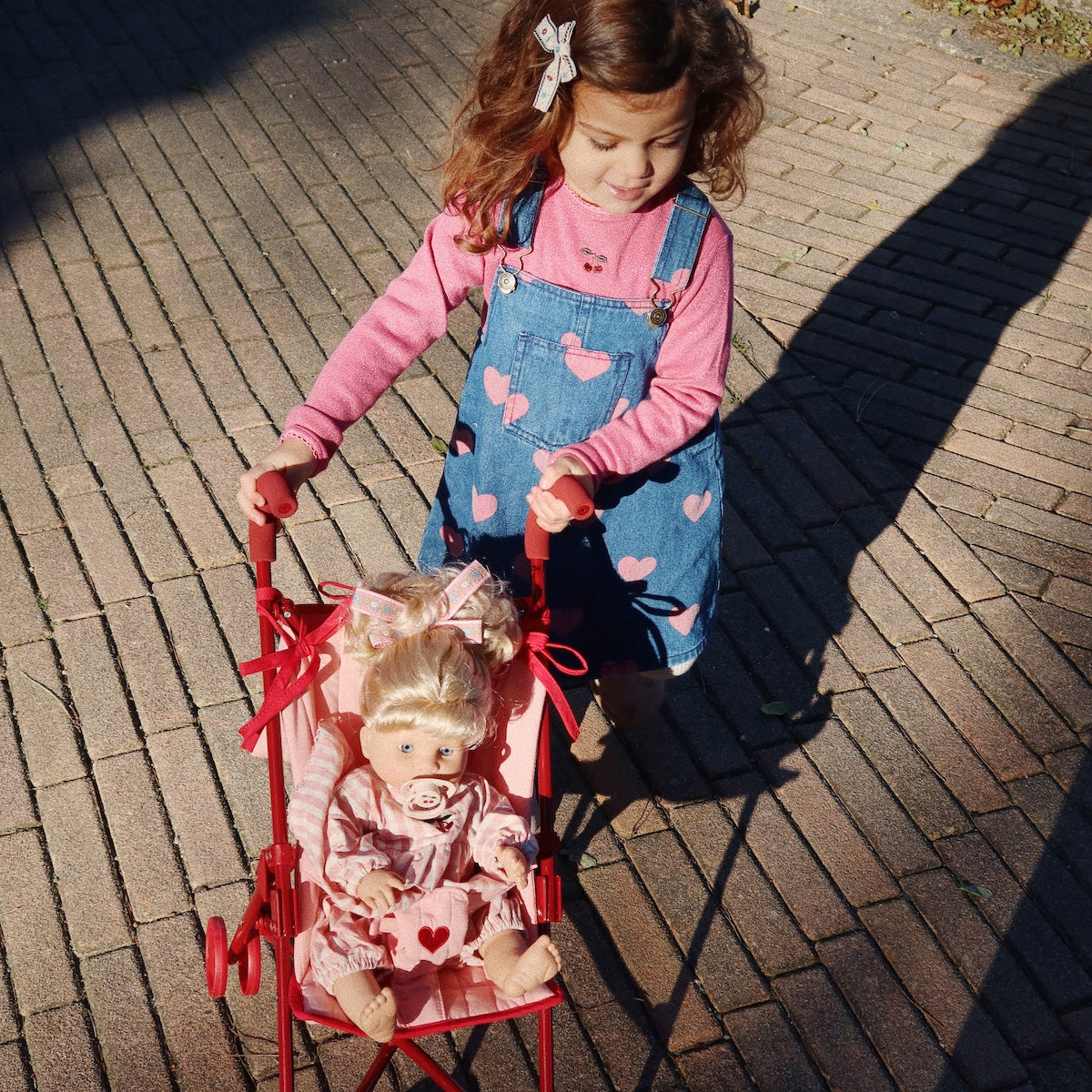 De magot overall jurk in bon coeur pink denim van het merk Konges Slojd is een prachtige mix van speelsheid en stijl. VanZus