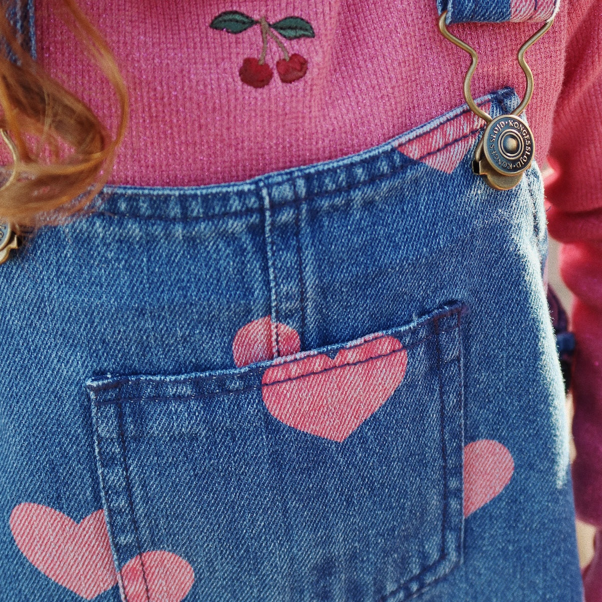 De magot overall jurk in bon coeur pink denim van het merk Konges Slojd is een prachtige mix van speelsheid en stijl. VanZus