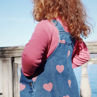 De magot overall jurk in bon coeur pink denim van het merk Konges Slojd is een prachtige mix van speelsheid en stijl. VanZus