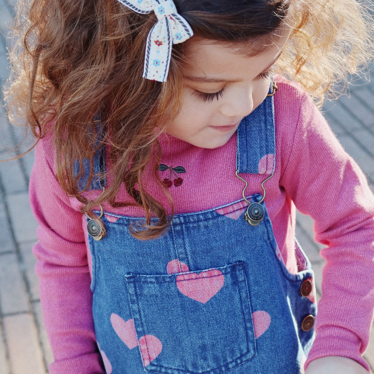 De magot overall jurk in bon coeur pink denim van het merk Konges Slojd is een prachtige mix van speelsheid en stijl. VanZus