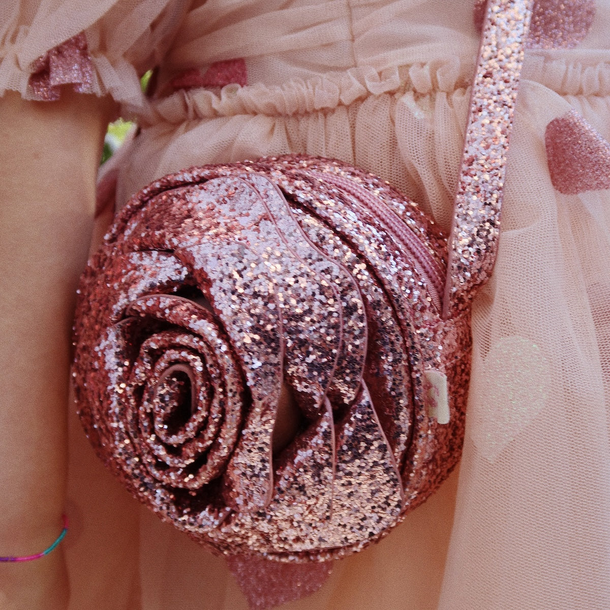 Neemt jouw dochter het liefst al haar lievelingsspulletjes mee op pad? Dan is dit leuke rose tasje glitter rose van het merk Konges Slojd een uitkomst! VanZus