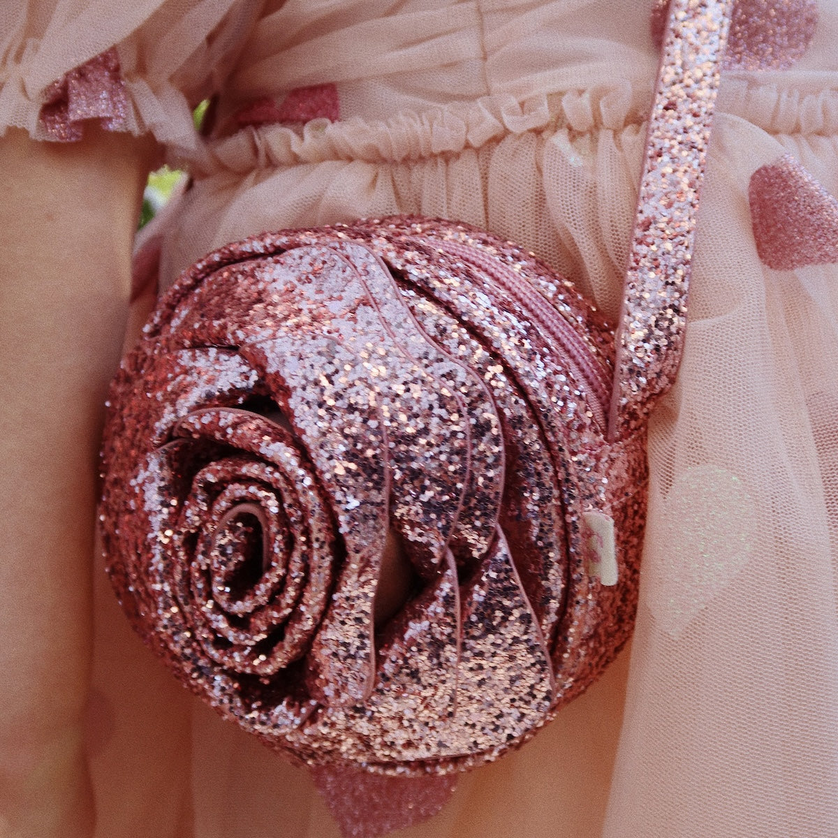 Neemt jouw dochter het liefst al haar lievelingsspulletjes mee op pad? Dan is dit leuke rose tasje glitter rose van het merk Konges Slojd een uitkomst! VanZus