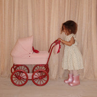 Ga in stijl op pad met je lievelingsknuffel of pop met de minnie lulu poppenwagen in de variant strawberry ice van het Deense merk Konges Slojd. De stijlvolle kinderwagen is ontworpen met vier grote wielen, gemaakt van EVA-materiaal voor extra stabiliteit. VanZus