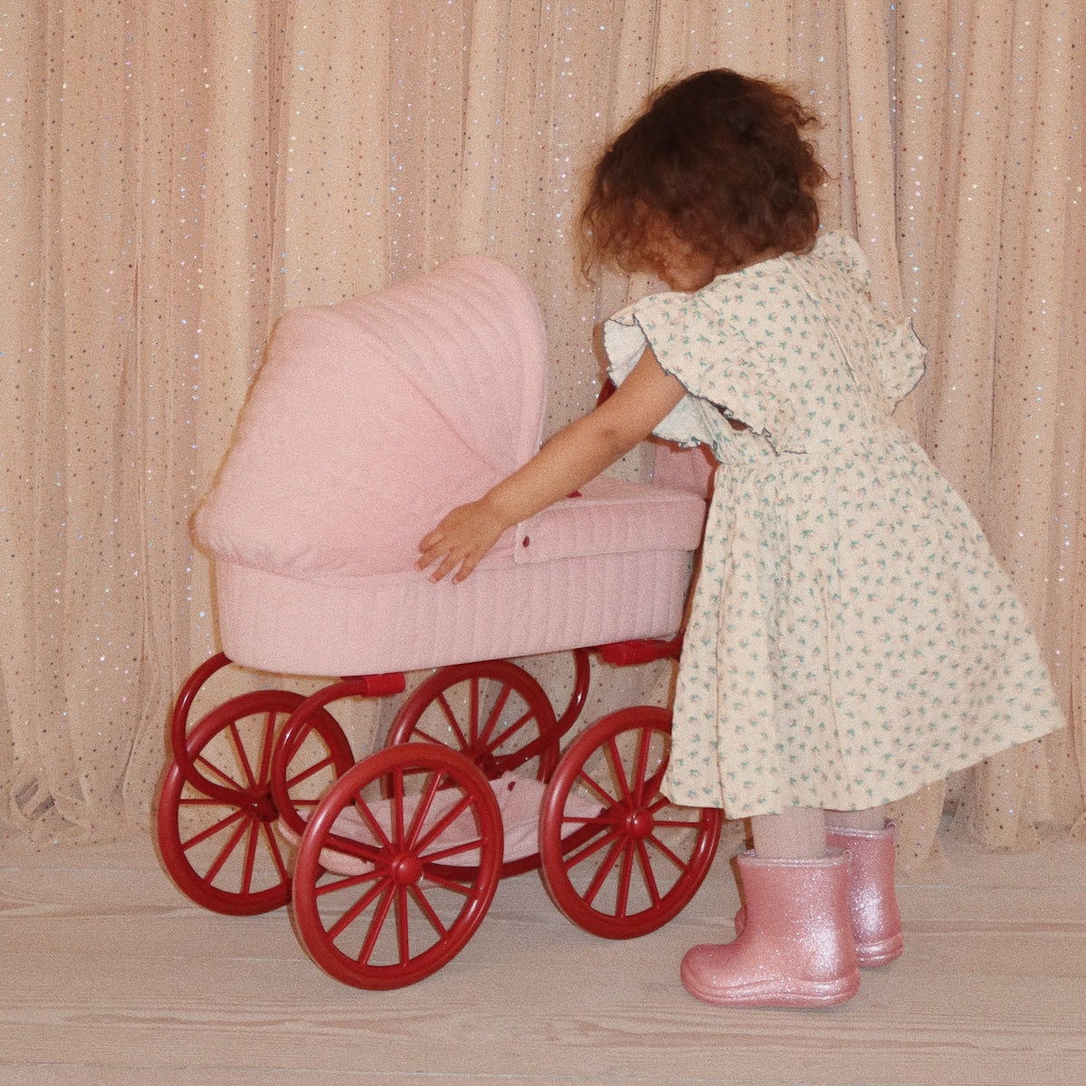 Ga in stijl op pad met je lievelingsknuffel of pop met de minnie lulu poppenwagen in de variant strawberry ice van het Deense merk Konges Slojd. De stijlvolle kinderwagen is ontworpen met vier grote wielen, gemaakt van EVA-materiaal voor extra stabiliteit. VanZus