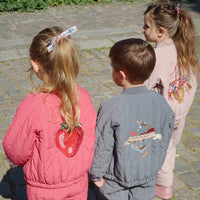 Het Konges Slojd juno sparkle bomberjack raspberry wine is waterafstotend en windbestendig. Perfect voor avontuurlijke kinderen. Duurzaam en eco-vriendelijk! In diverse varianten en maten. VanZus