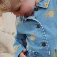 Het Konges Slojd magot jasje lemon denim is perfect kinderen die houden van comfort en stijl. Combineer het blauwe spijkerjasje met bijpassende jeans voor een complete look. VanZus