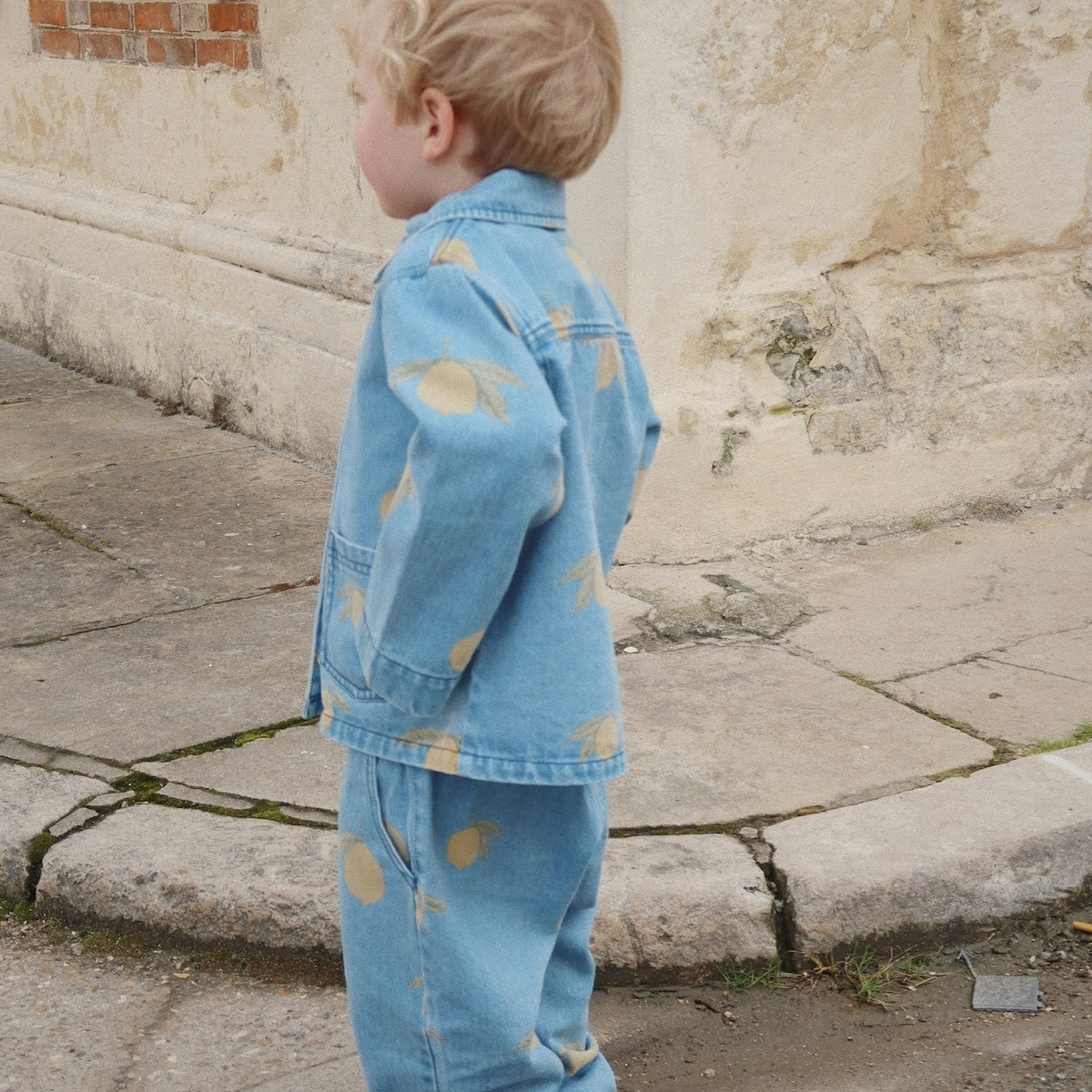 Het Konges Slojd magot jasje lemon denim is perfect kinderen die houden van comfort en stijl. Combineer het blauwe spijkerjasje met bijpassende jeans voor een complete look. VanZus