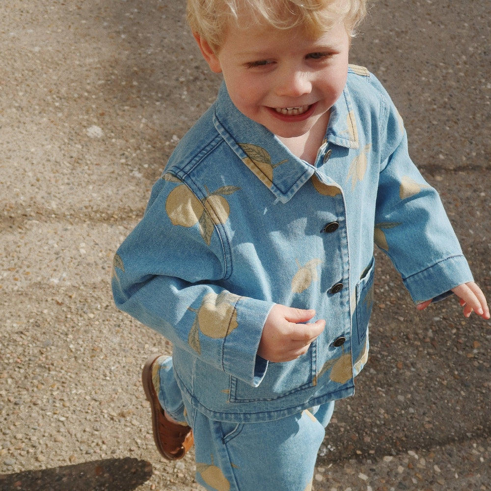 Het Konges Slojd magot jasje lemon denim is perfect kinderen die houden van comfort en stijl. Combineer het blauwe spijkerjasje met bijpassende jeans voor een complete look. VanZus