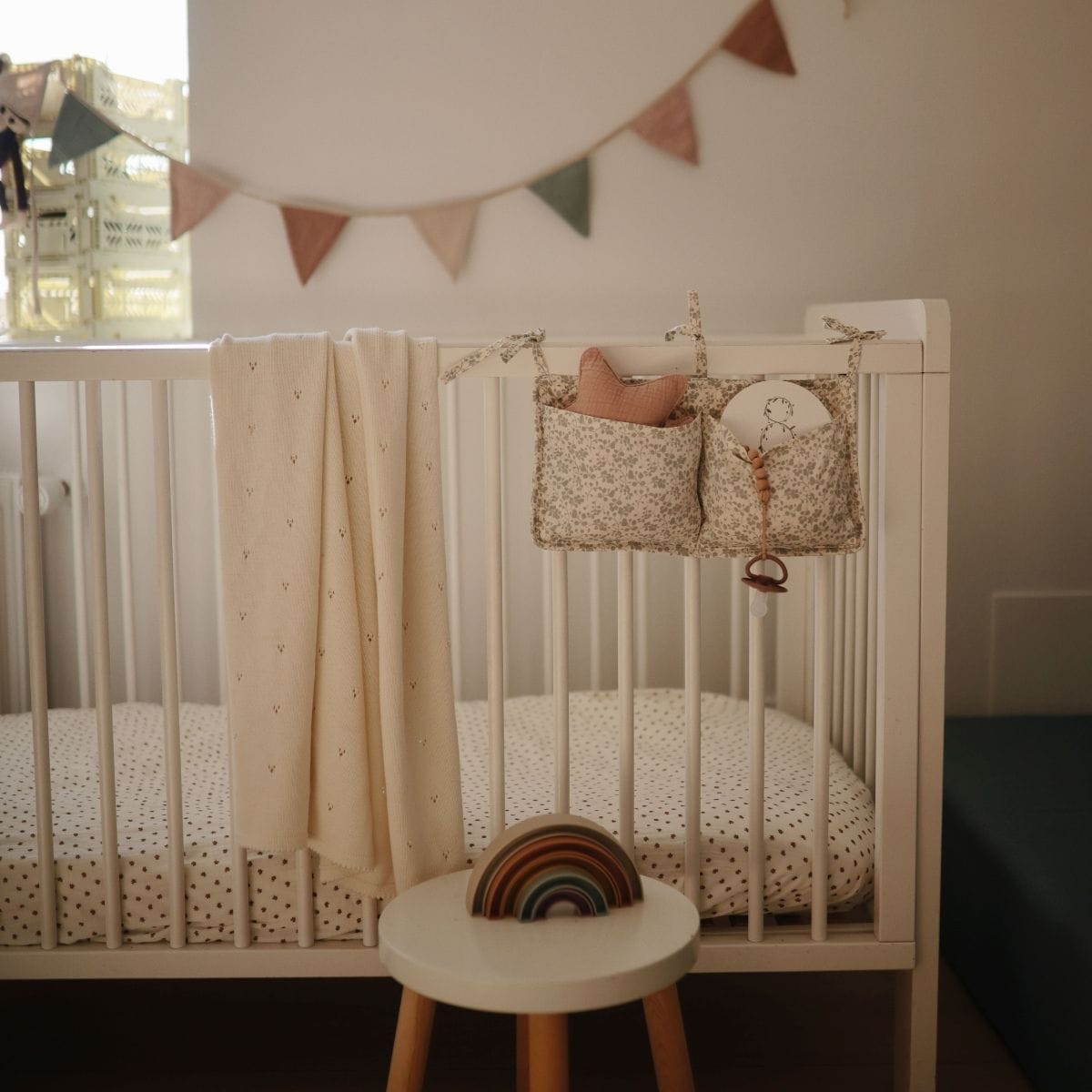 De stijlvolle Mushie pointelle deken in ivory, gemaakt van 100% biologisch katoen, biedt zachtheid en ademend comfort. Afmeting: 80x100 cm,  ideaal voor wieg, kinderwagen of als wikkeldeken. VanZus