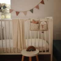 De stijlvolle Mushie pointelle deken in ivory, gemaakt van 100% biologisch katoen, biedt zachtheid en ademend comfort. Afmeting: 80x100 cm,  ideaal voor wieg, kinderwagen of als wikkeldeken. VanZus